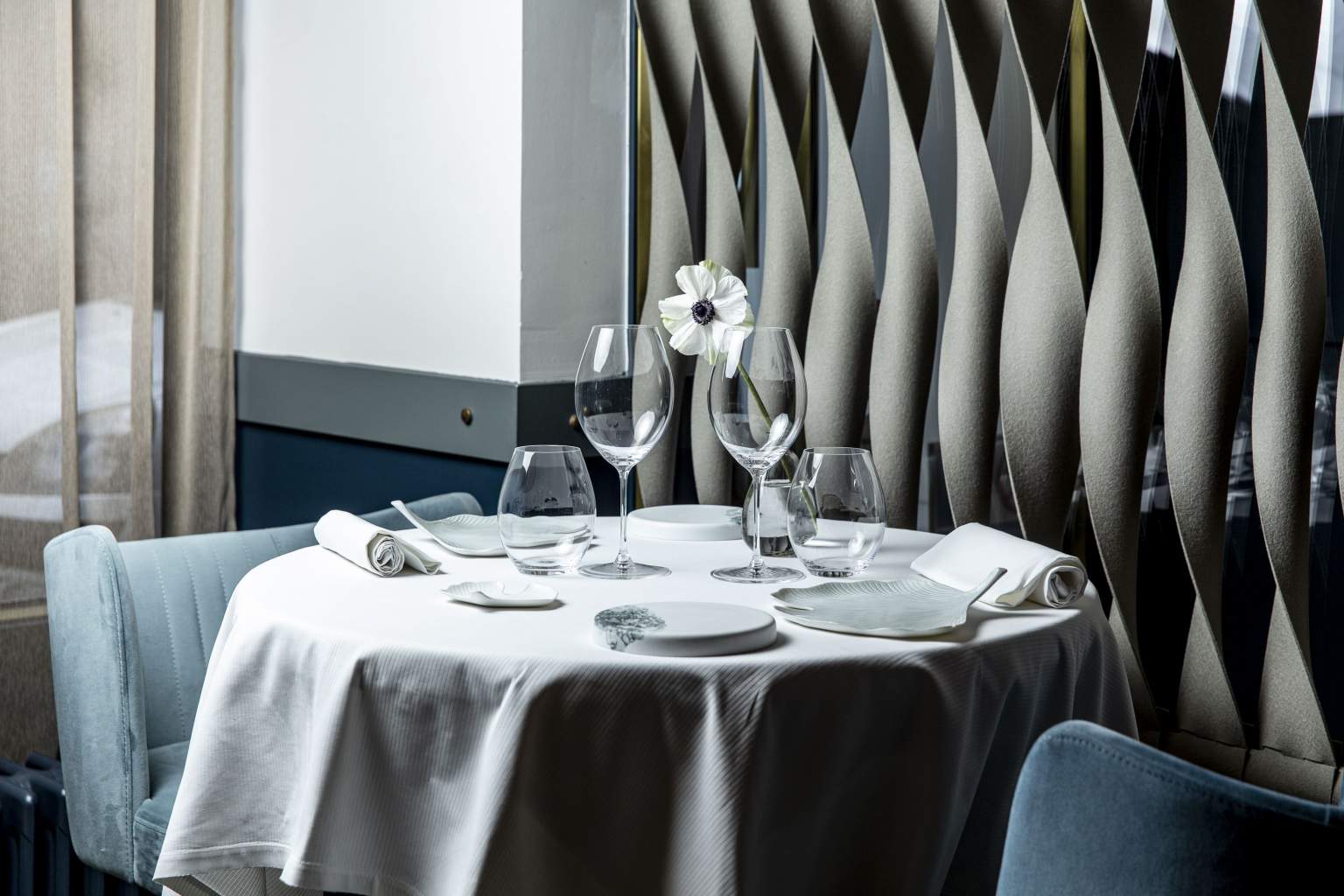 
                  レストラン「ラクセル」の美しいペンダント形式のライトと内装デザイン
               